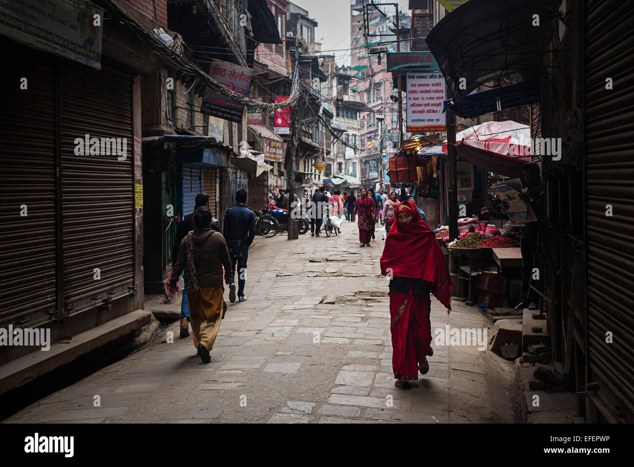 Frau in rot Wandern in Kathmandu Stockfoto