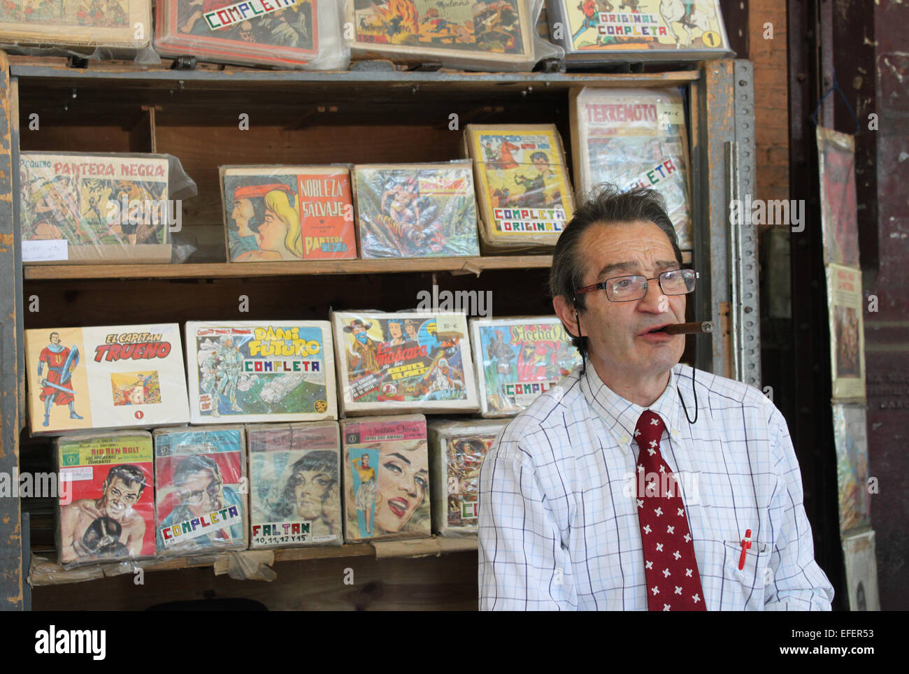 Stall Inhaber Verkauf von alten Zeitschriften, Comics und Spiele in Sonntag second-hand Büchermarkt Sant Antoni Viertel von Barcelona Stockfoto