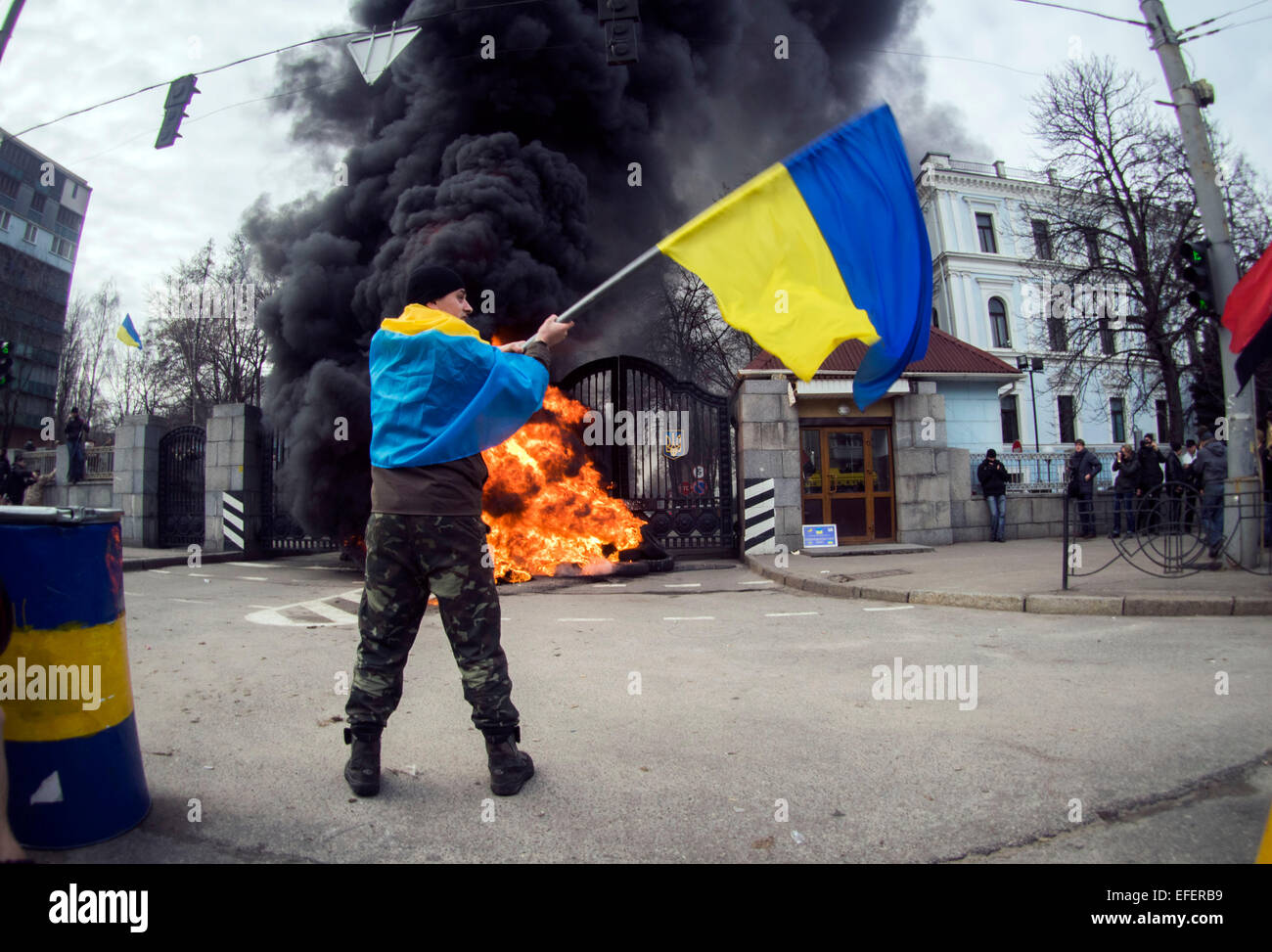 Kiew, Ukraine. 2. Februar 2015. Eine Servicemans des Freiwilligen-Bataillon "Aydar" Wellen Nationalflagge während der Protest vor dem Verteidigungsministerium der Ukraine in Kiew. --Soldaten des Freiwilligen-Bataillon protestieren "Aydar" außerhalb Verteidigungsministerium brennende Reifen während einer Aktion, die mögliche Auflösung der ihre Bataillon zu verhindern. Bildnachweis: Igor Golovnov/Alamy Live-Nachrichten Stockfoto