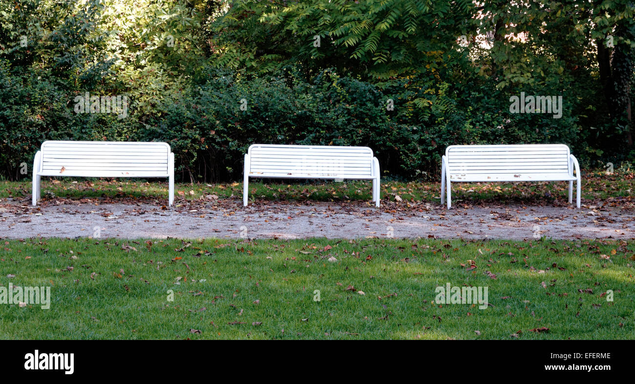 Reihe von drei weiße Parkbänke, drei Bänke in einer Linie, Arlem, Deutschland Stockfoto