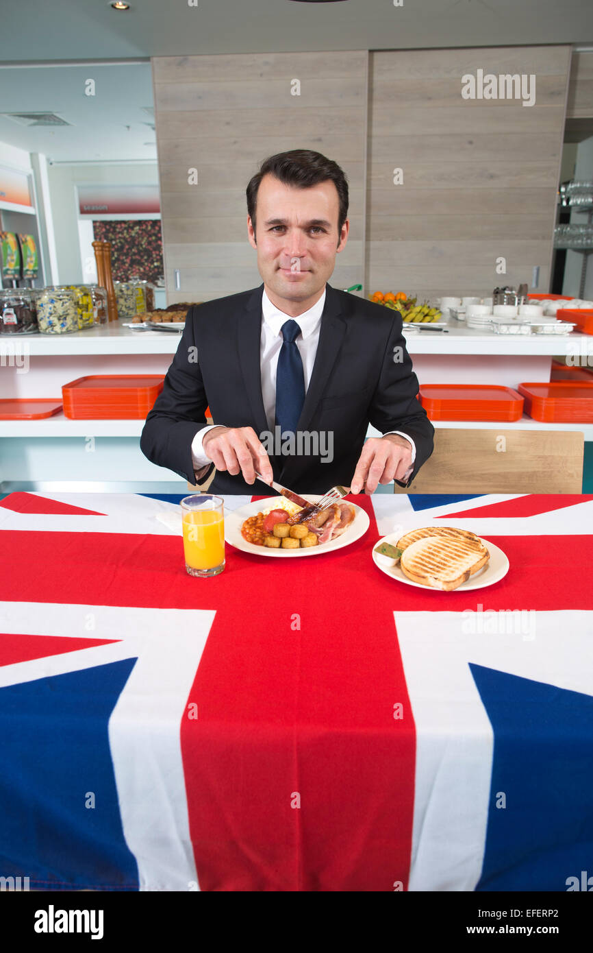 Kaufmann Essen ein komplettes englisches Frühstück serviert auf einer Tischdecke Anschluß-Markierungsfahne, Vereinigtes Königreich Stockfoto