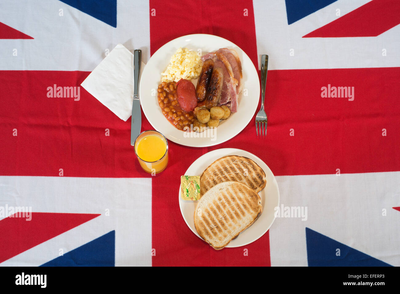 Komplettes englisches Frühstück serviert auf einer Tischdecke Anschluß-Markierungsfahne, Vereinigtes Königreich Stockfoto