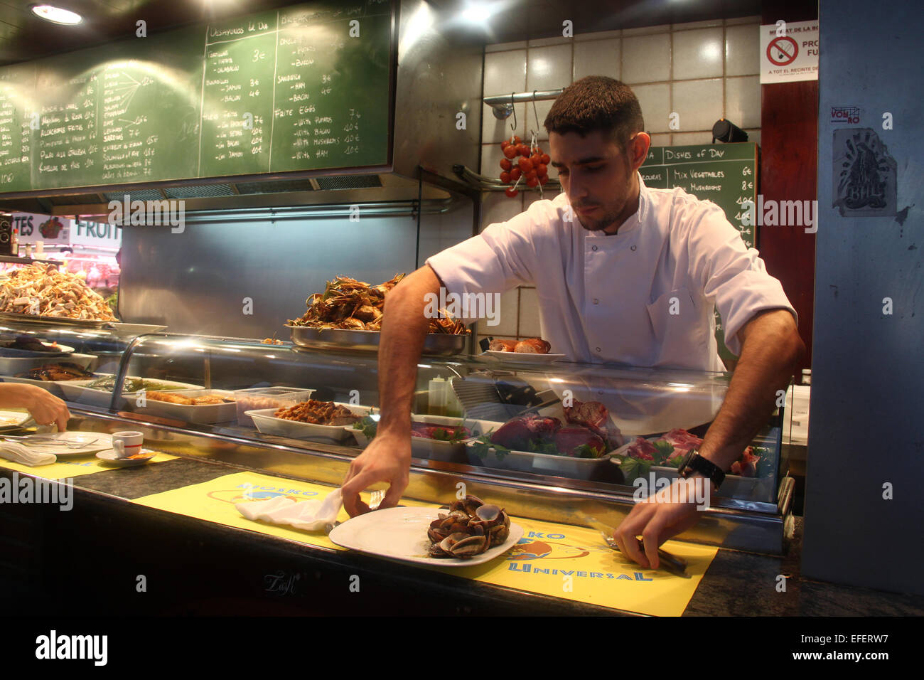 Kellner, clearing-Gedeck im bar-Restaurant in la Boqueria-Markt, Barcelona Stockfoto