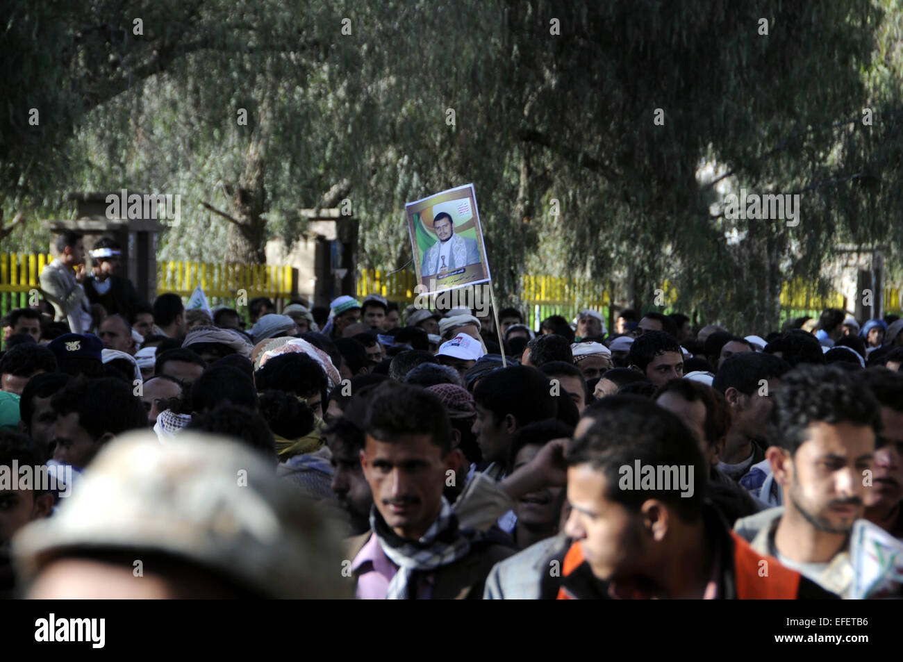 Sanaa, Jemen. 2. Februar 2015. Jemenitische Demonstranten marschieren während einer Protestaktion 2. Februar 2015 für die Einheit des Landes in Sanaa, Jemen, fordert. Tausende von Jemeniten nahmen zur Straße am Montag fordern alle politische Macht und Parteien an einem Strang ziehen für aktuelle politische Probleme zu lösen. Bildnachweis: Hani Ali/Xinhua/Alamy Live-Nachrichten Stockfoto