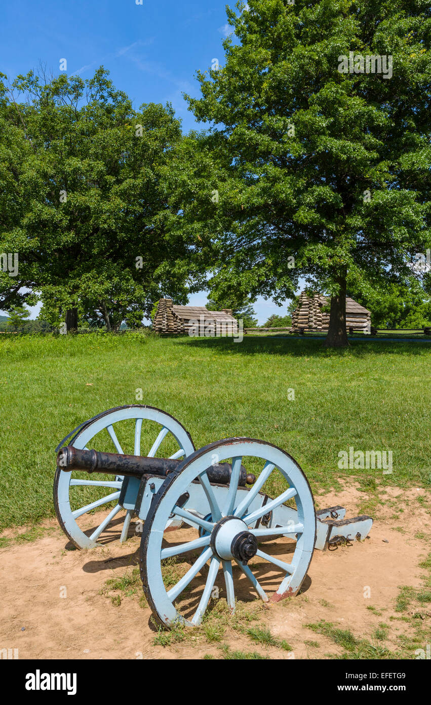 Kanone & rekonstruierten Hütten an Stelle des Muhlenberg Brigade-Lager, Valley Forge National Historical Park, Pennsylvania, USA Stockfoto