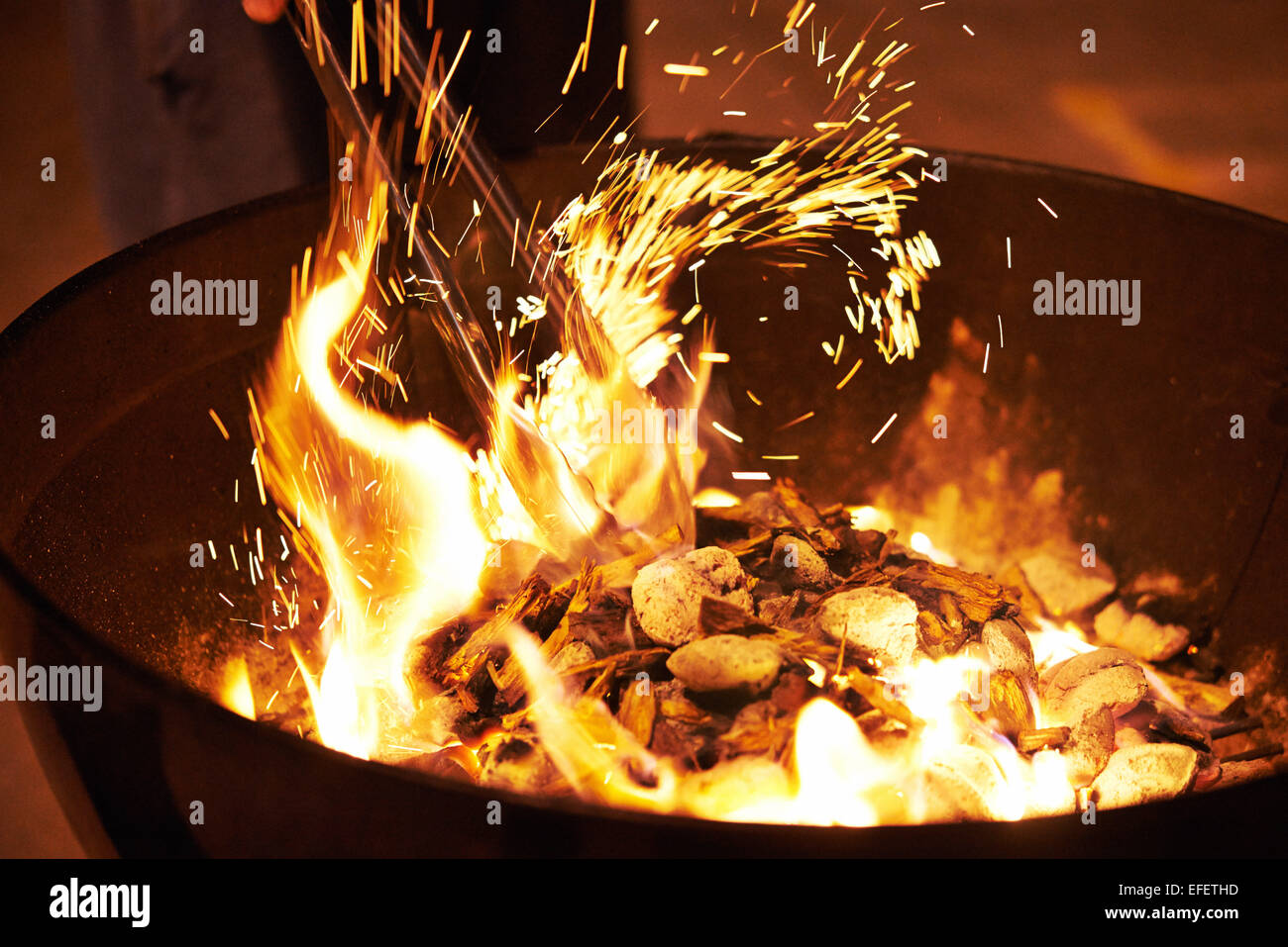 Feuer Grill mit Glut und Flammen und Holz in der Nacht Stockfoto