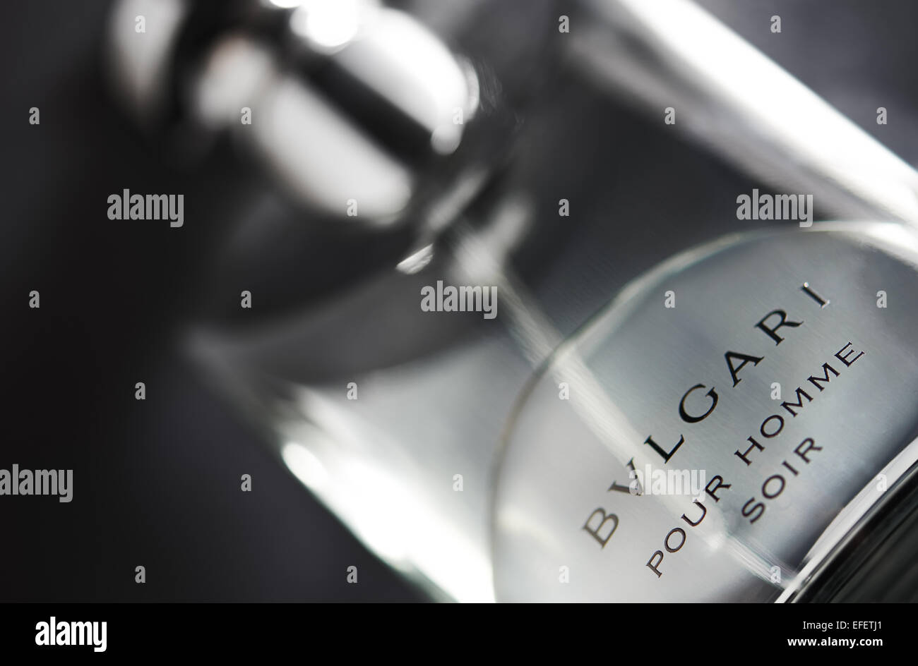 BVLGARI-Flasche in einem Winkel mit dramatischen Licht Stockfoto