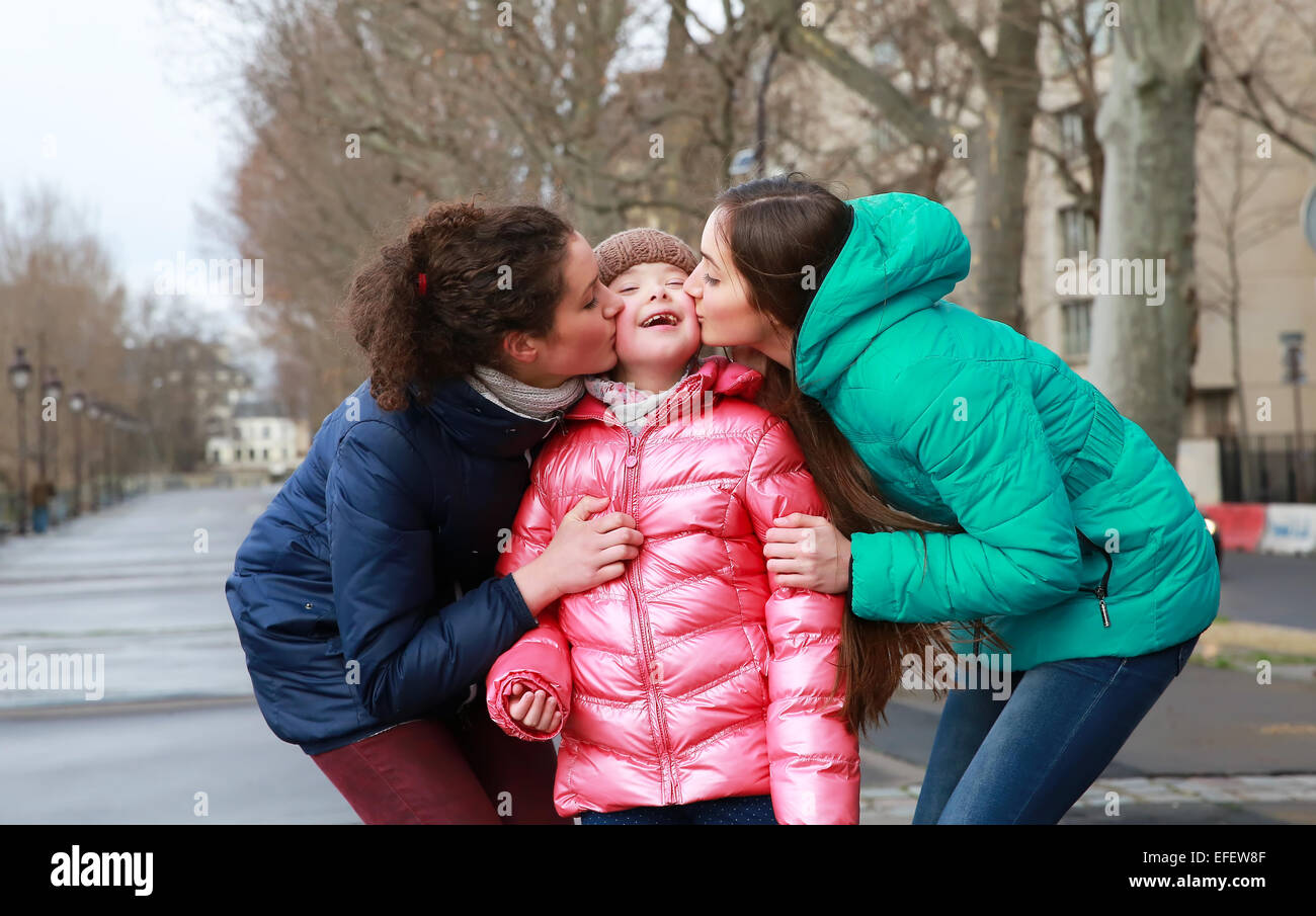 Glückliche Momente mit der Familie - junge Mädchen, die Spaß in der Stadt Stockfoto