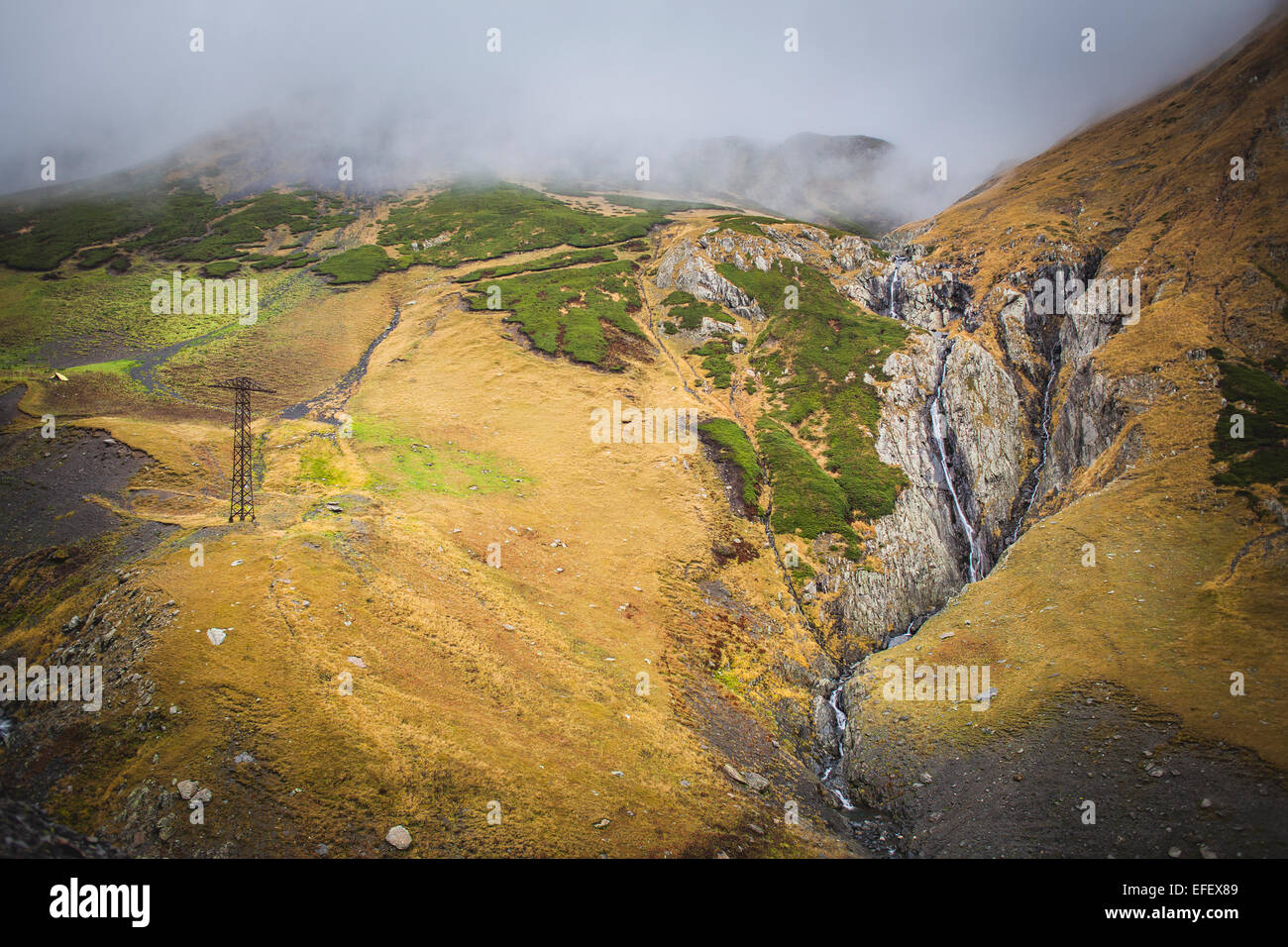 Georgische Natur Tourismus Wasserfall in Bergen Stockfoto