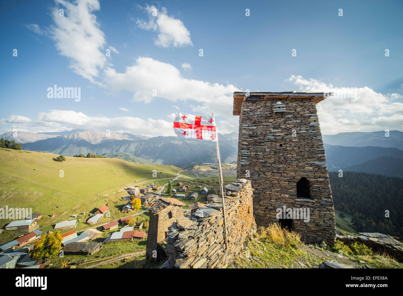 Georgien-Flag Bergdorf thront Tourismus Stockfoto