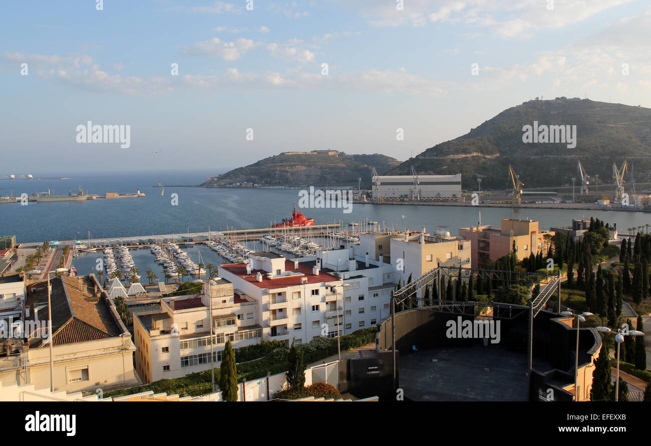 Cartagena Hafen und Marina gesehen vom Parque Torres Hill in Cartagena, Provinz Murcia, Spanien Stockfoto