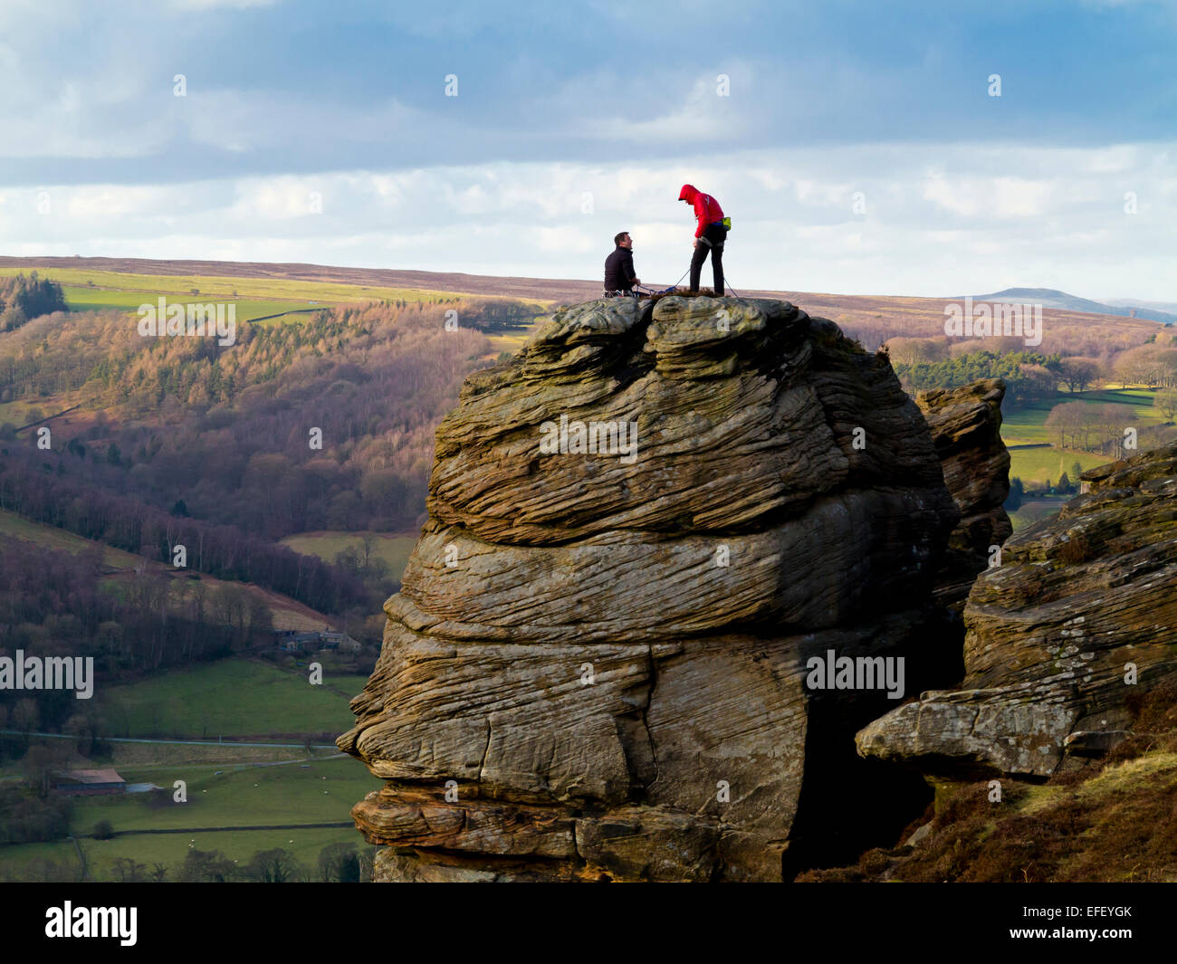 Paar Kletterer etwa, steilen Felswand auf Felsen am Froggatt Edge Peak District Nationalpark Derbyshire UK Stockfoto