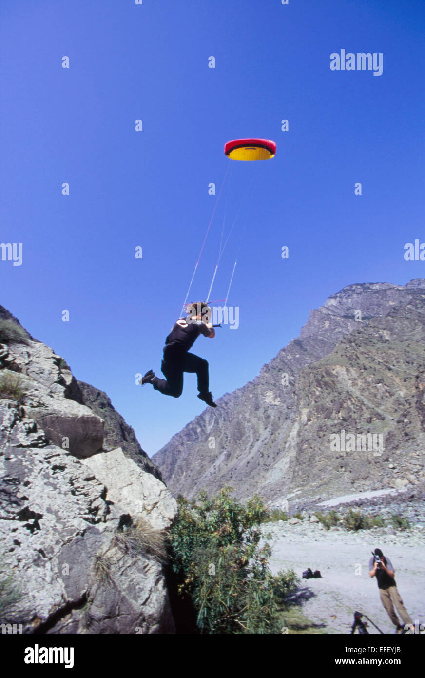 Power Kite Flieger nehmen Luft im Karakorum Pakistan Stockfoto