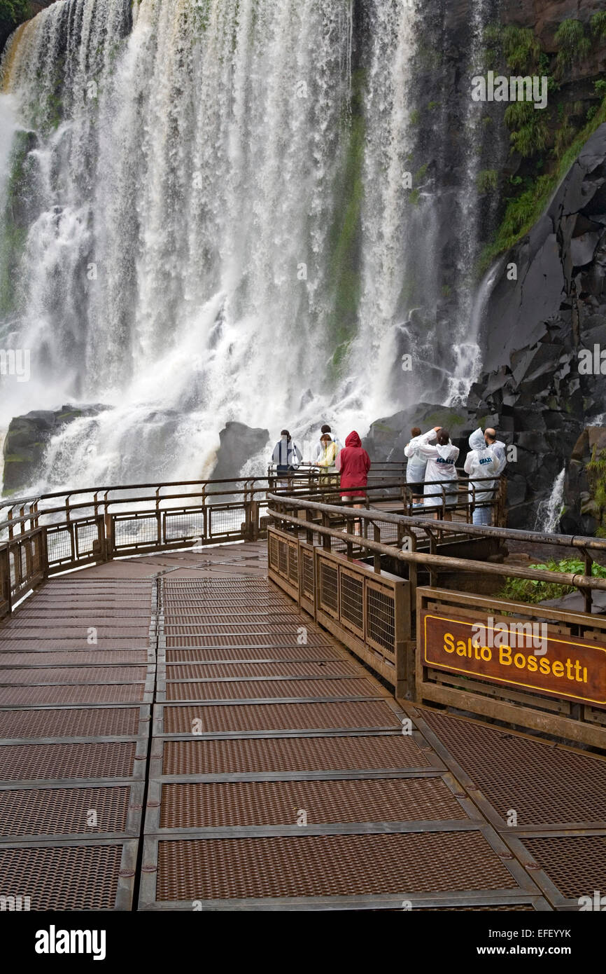 Menschen auf Gehweg, Salto Bossetti Wasserfälle Iguazu Nationalpark, Argentinien Stockfoto