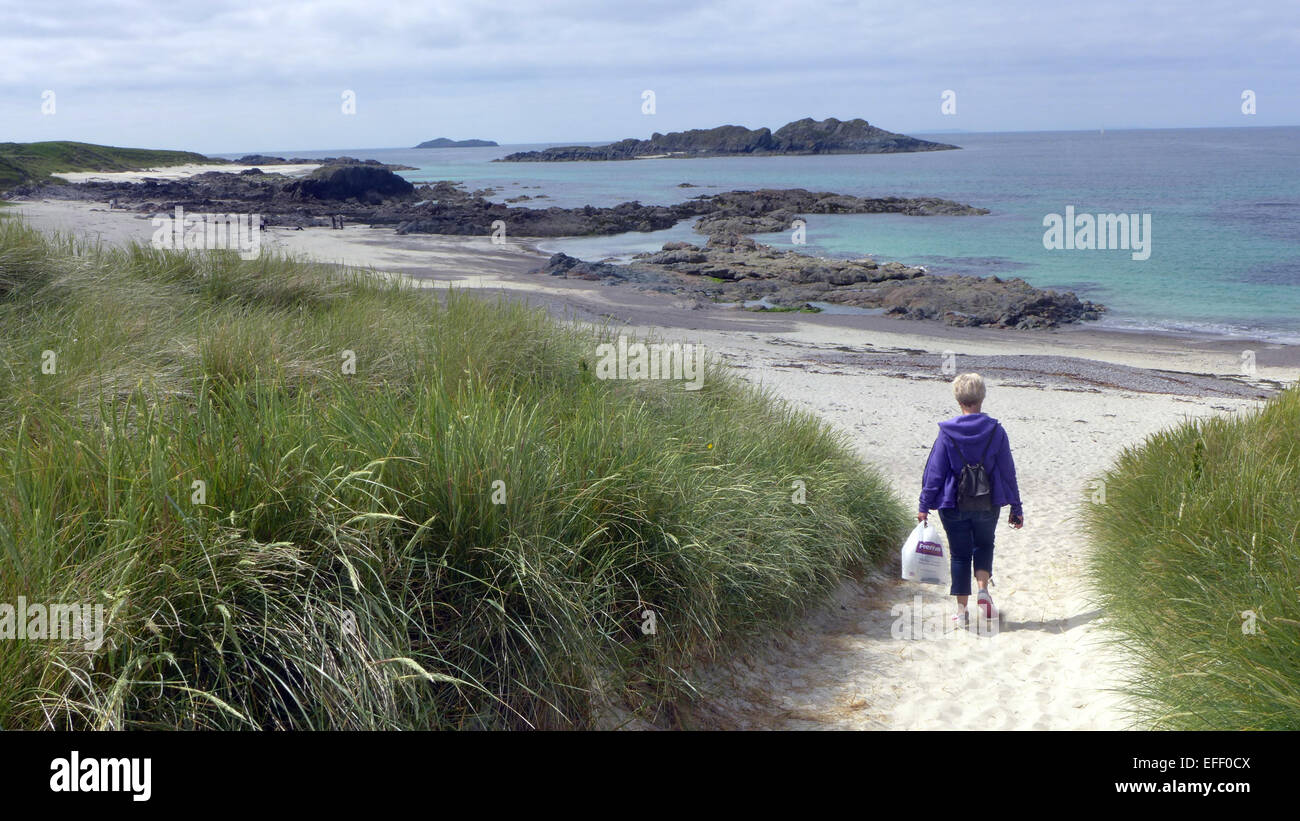Ein Urlauber zu Fuß auf Traigh ein t-Suidhe auf Iona Schottland Stockfoto