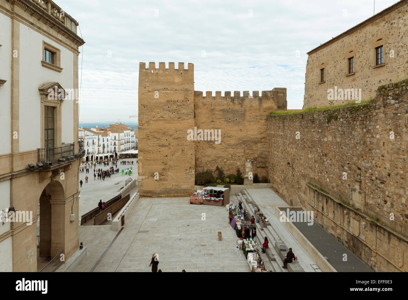 Turm von La Yerba und Foro de los balbos in der Altstadt von Caceres, Extremadura, Spanien, Europa. Stockfoto