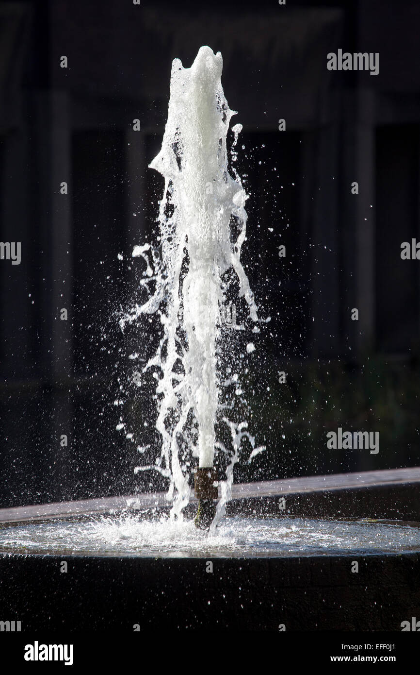 Wasser-Brunnen im Barbican Centre London Stockfoto