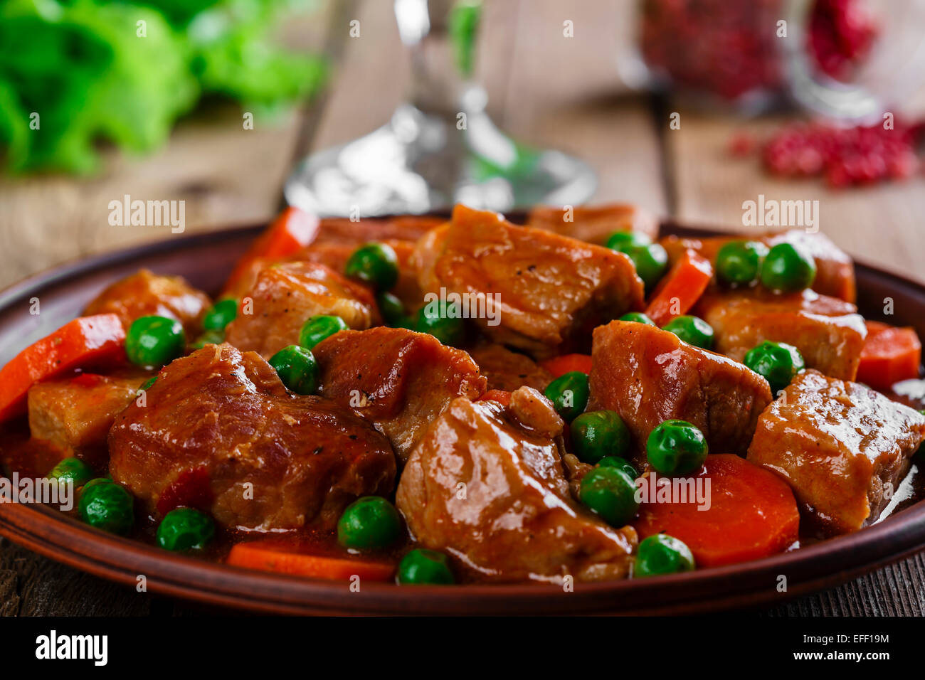 Rindfleisch-Eintopf mit Erbsen und Karotten Stockfoto