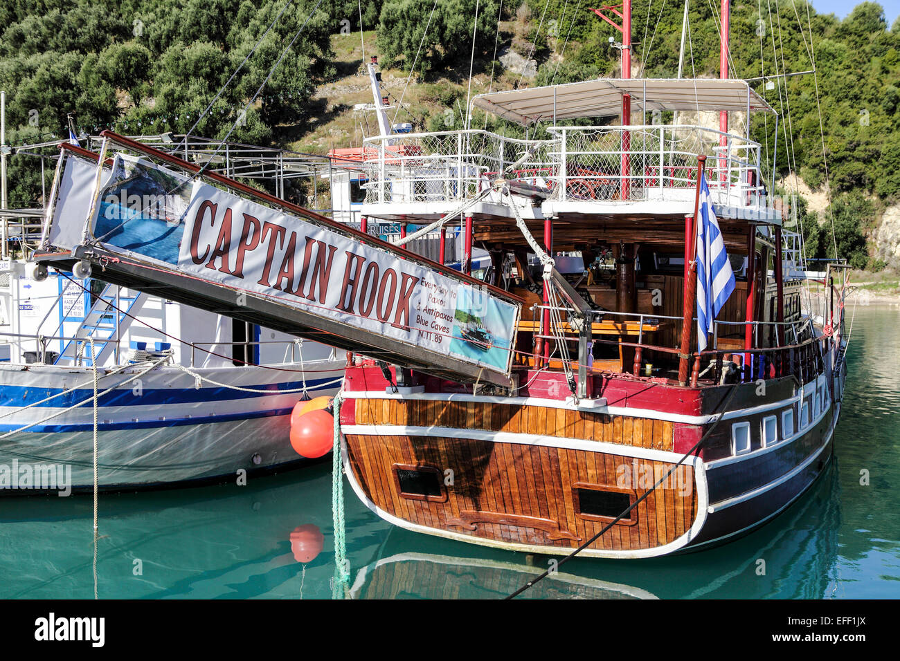 Vor Anker am westlichen Ende von Valtos Beach in der Nähe von Parga in NW-Griechenland, verschiedene Vergnügen und Arbeit Handwerk in Sonnenlicht getaucht. Stockfoto