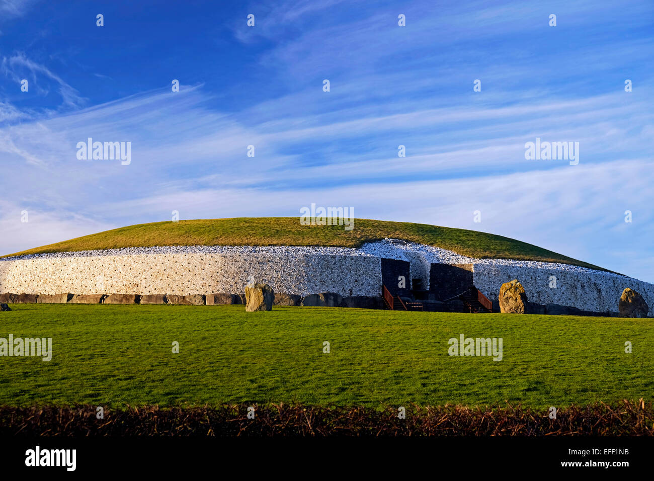 Newgrange neolithischen Durchgang Grab in Co. Meath Ireland, mit Cirros Wolken. Winter-Sonnenwende Sonne dringt bis in die innere Kammer Stockfoto