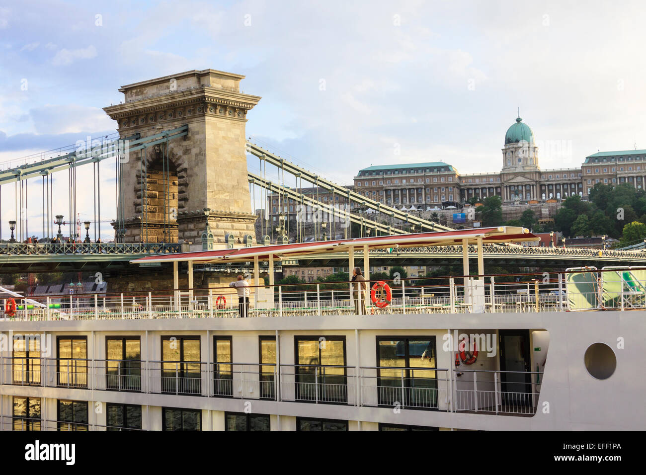 Chain Bridge, Königspalast und Kreuzfahrtschiff. Budapest, Ungarn Stockfoto