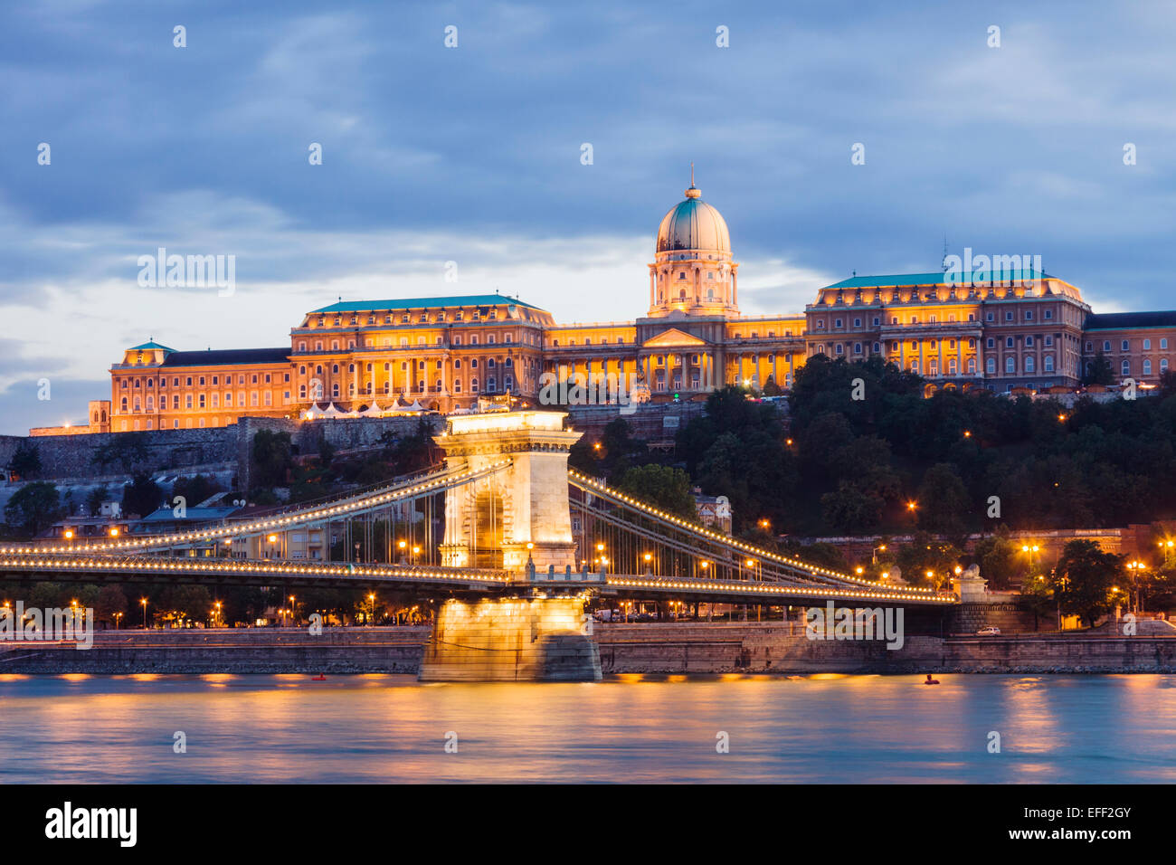 Royal Palace (18. Jh.) und Kettenbrücke in der Nacht. Budapest, Ungarn Stockfoto