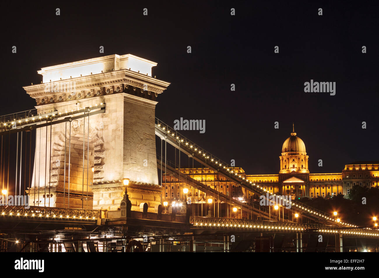 Royal Palace (18. Jh.) und Kettenbrücke in der Nacht. Budapest, Ungarn Stockfoto