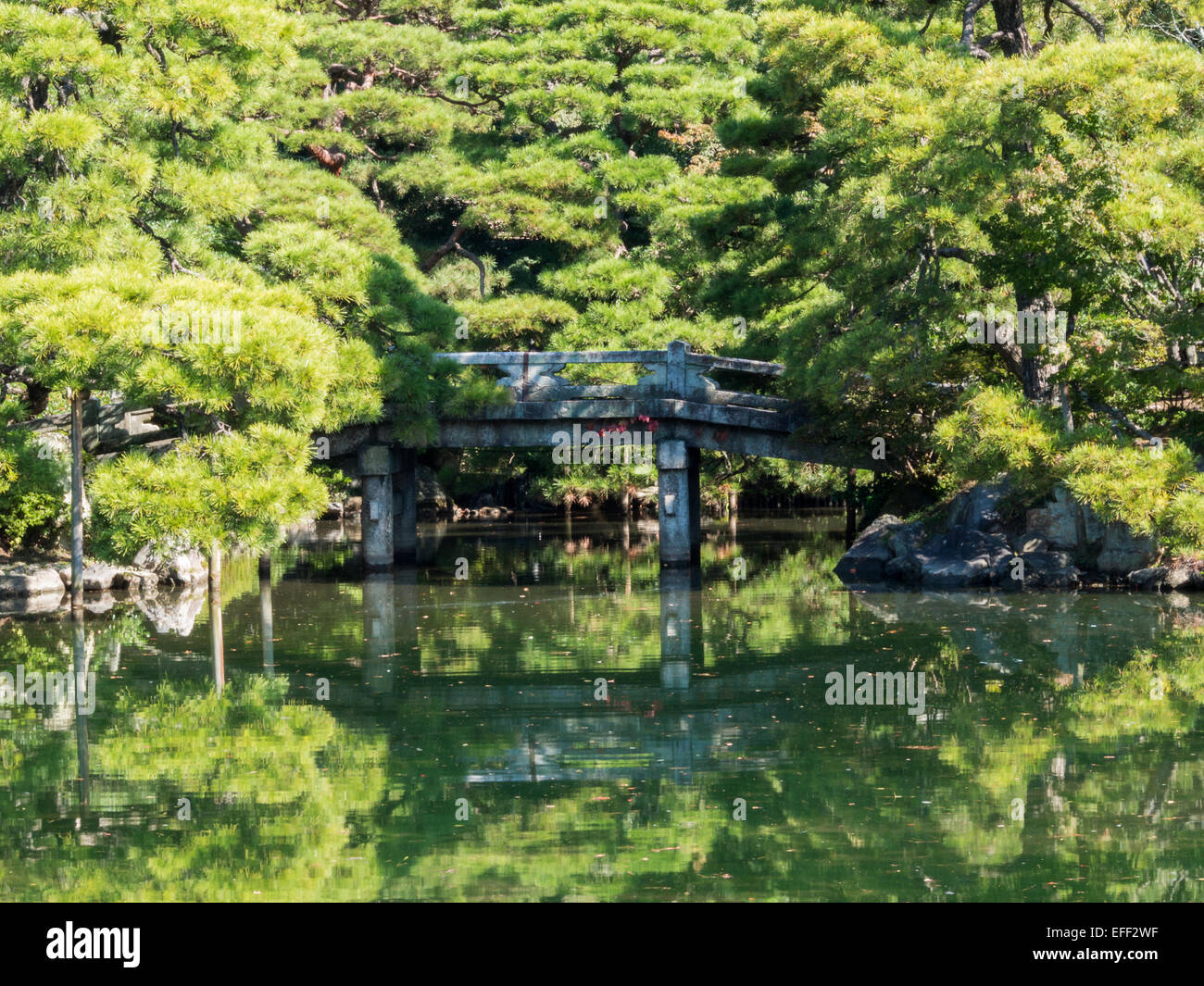 Kyoto Imperial Palace Garten mit Brücke im Wasser gespiegelt Stockfoto