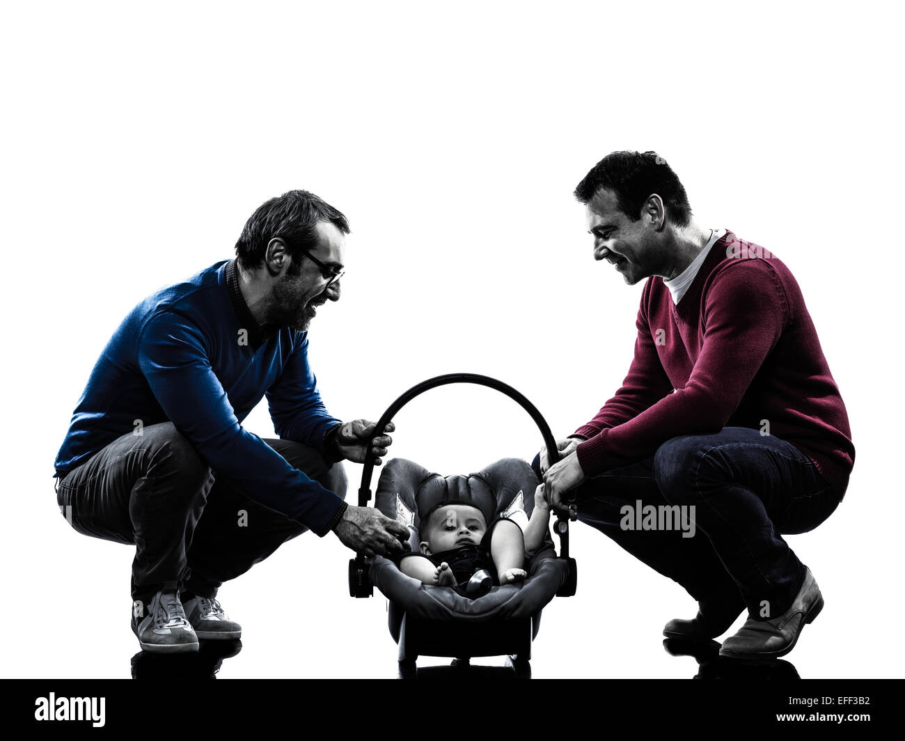 homosexuelle Eltern Männer Familie mit Baby im Silhouetten auf weißem Hintergrund Stockfoto