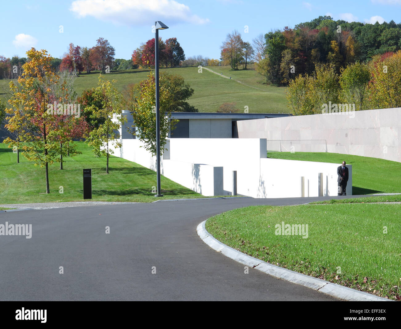 Dramatische Wände sind Bestandteil der Clark-Kunstmuseum neue Williamstown, MA, von Tadao Ando entworfen. Blick nach links vom Eingang. Stockfoto