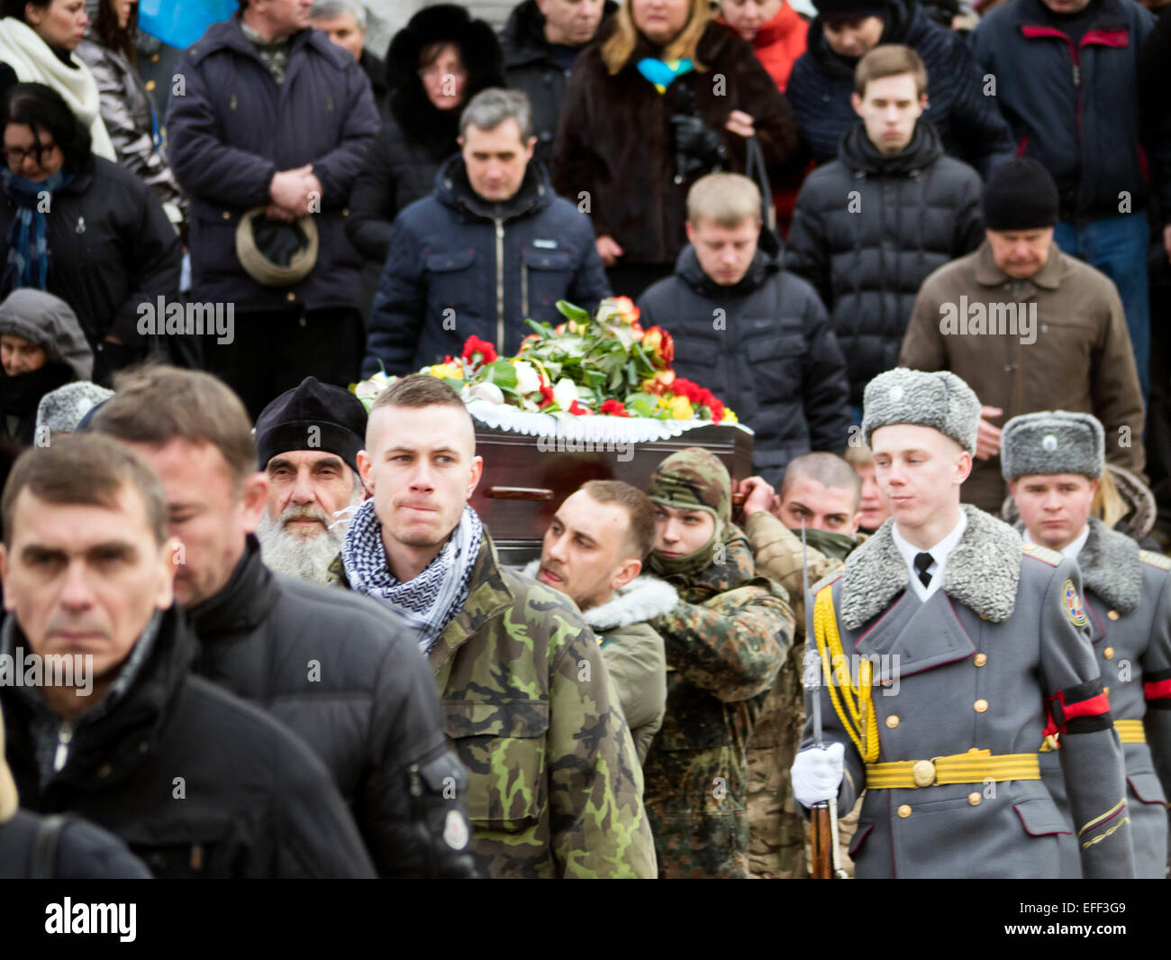 Ein öffentlichen Abschied ist für einen ukrainischen Soldaten, die im Osten der Ukraine ums Leben kam. --Eine Beerdigung für einen Azov Bataillon Soldaten wurde in Unabhängigkeitsplatz in Kiew statt. Der Soldat wurde getötet, während der Kämpfe im Osten der Ukraine. Stockfoto