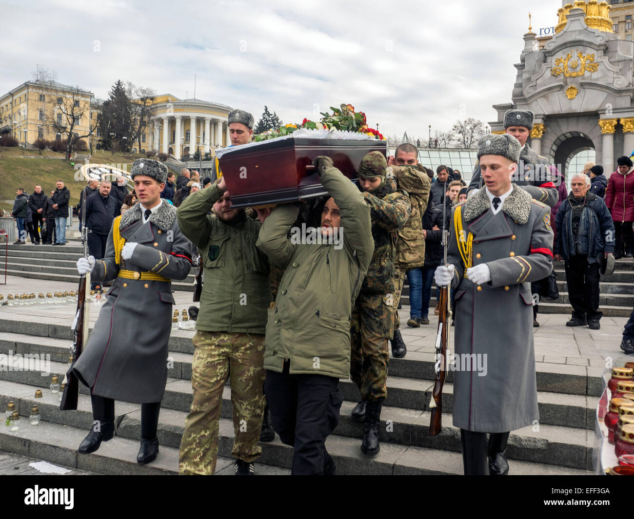 Ein öffentlichen Abschied ist für einen ukrainischen Soldaten, die im Osten der Ukraine ums Leben kam. --Eine Beerdigung für einen Azov Bataillon Soldaten wurde in Unabhängigkeitsplatz in Kiew statt. Der Soldat wurde getötet, während der Kämpfe im Osten der Ukraine. Stockfoto