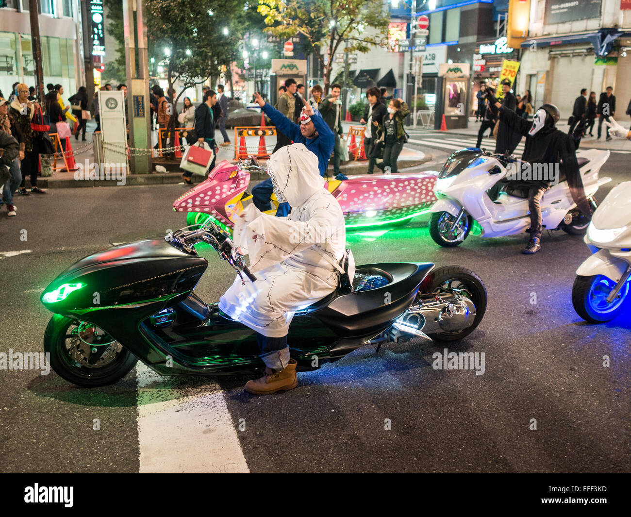 Leute, gekleidet für Halloween fahren futuristische Motorrädern in Shinjuku Stockfoto