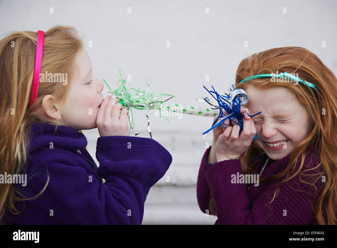 Zwei Schwestern mit roten Haaren gemeinsam albern. Stockfoto