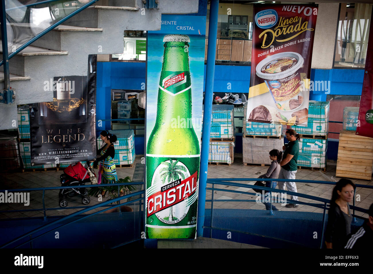 Havanna, Kuba. 28. Januar 2015. Eine groß angelegte Plakat wirbt Cristal Beer am Eingang eines der wenigen Einkaufszentren in Havanna, Kuba, 28. Januar 2015. Cristal Beer ist eine von nur zwei Marken von Bier, die in Kuba zur Verfügung stehen. Foto: Lisette Poole/Dpa/Alamy Live News Stockfoto