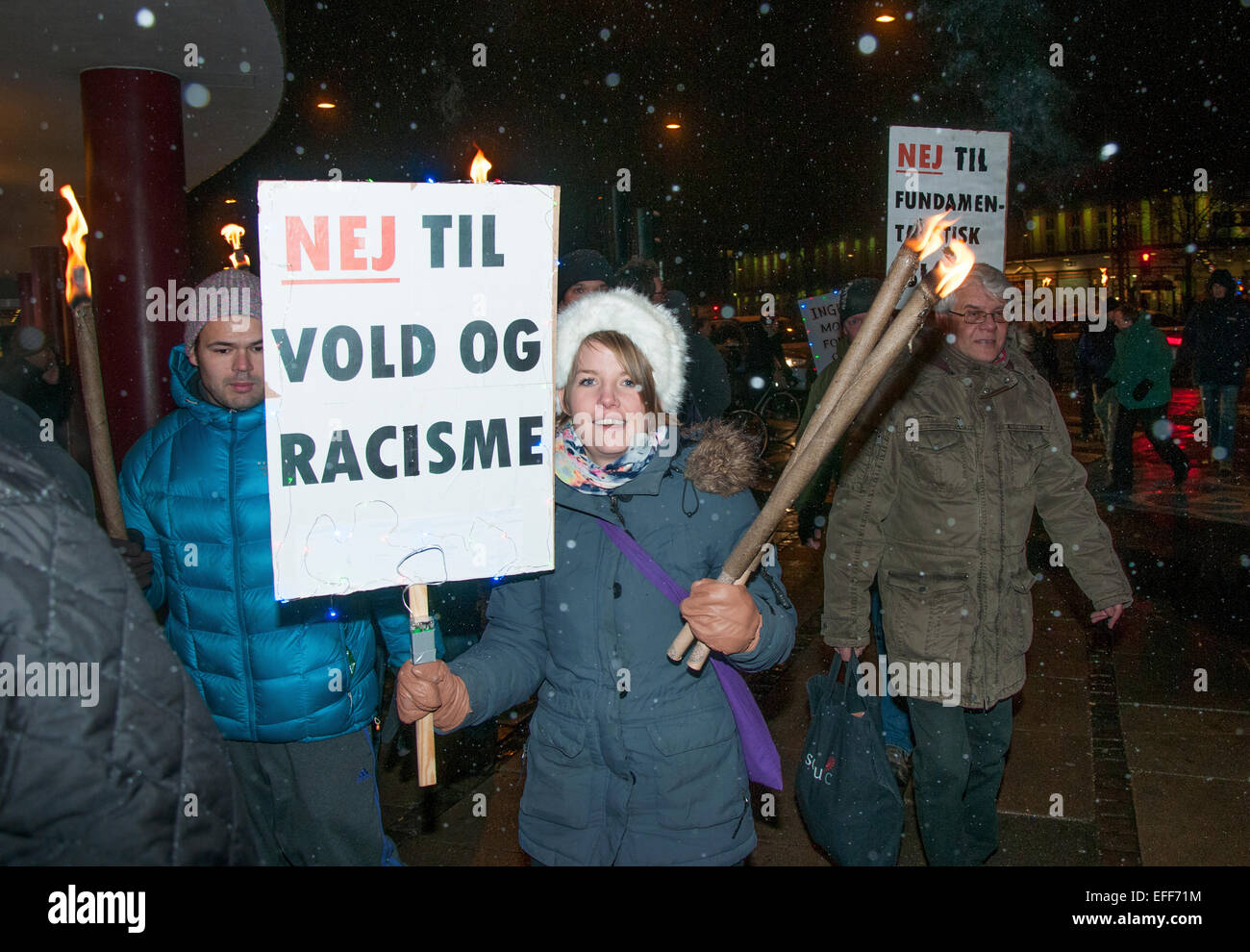 Dänische Aktivisten schwangen Fackeln gingen auf die Straßen von Kopenhagen am 2. Februar 2015 marschieren gegen den radikalen Islam. Stockfoto