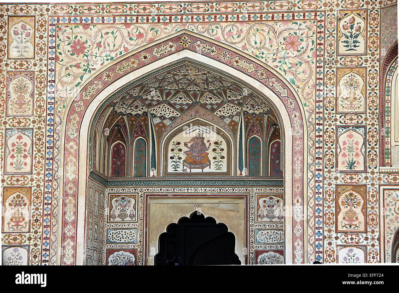 Sehr reich verzierte, bunte und komplizierten Schnitzereien am oberen Teil des Tores namens "Ganesh Pol' Amer Palast (Amber Fort), Jaipur, R Stockfoto