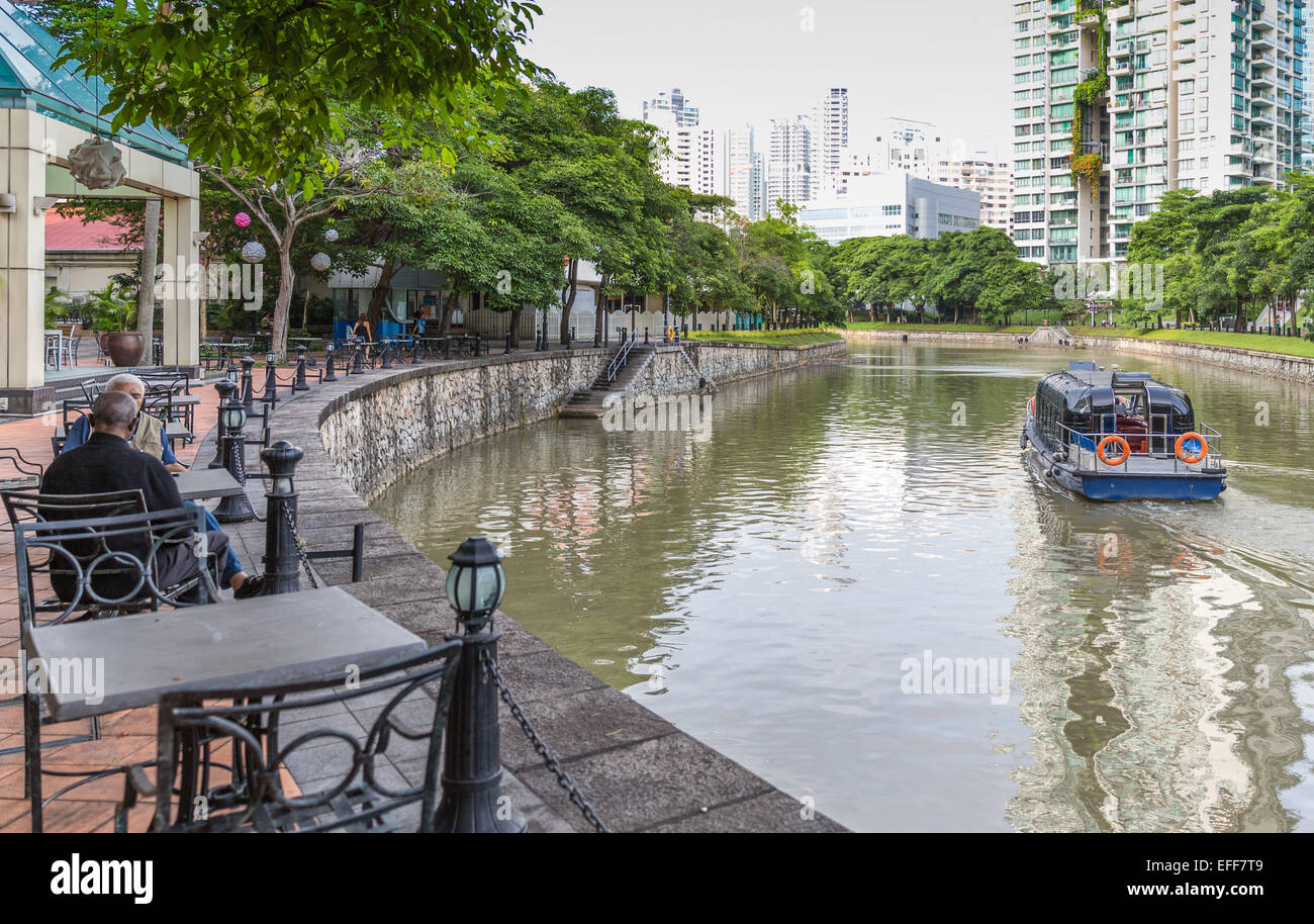 Ein Tourist-Wasser-Taxi-Boot Singapore River Café im freien Weitergabe Stockfoto