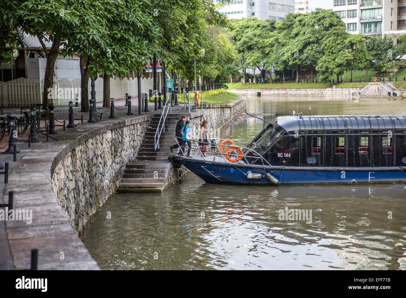 Passagiere kommen ein Touristenboot Wasser Taxi am Singapore River Stockfoto