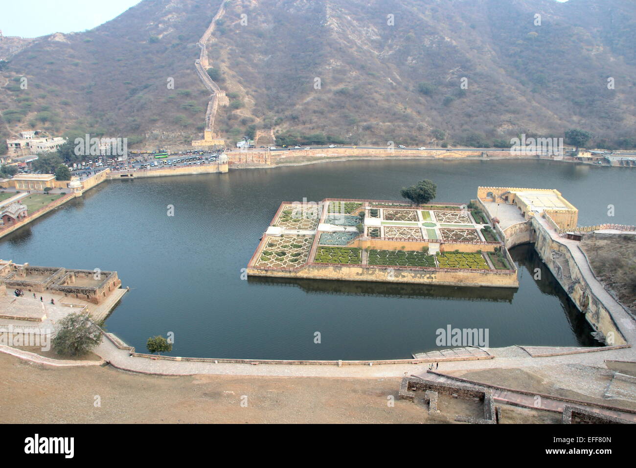 Safran-Garten oder Kesar Kyaari - gesehen von Amber Fort, Jaipur, Indien, Asien - befindet sich ein schöner Garten am Maota See. Mit einem Brunne Stockfoto