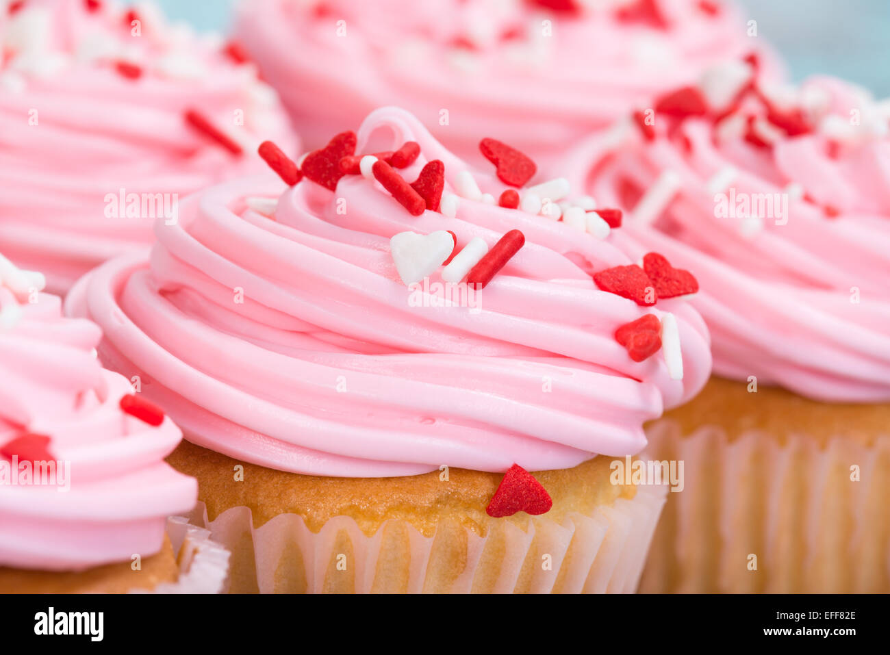 Nahaufnahme von rosa Valentinstag-Muffins mit Streuseln Stockfoto