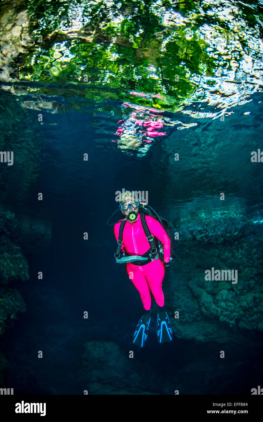 Weibliche Taucher Unterwasser-Höhlen erkunden Stockfoto