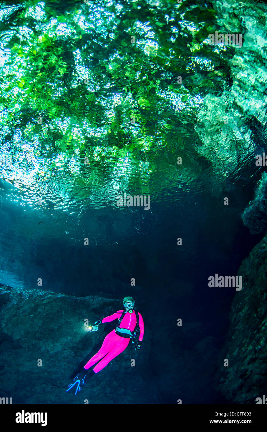 Weibliche Taucher Unterwasser-Höhlen erkunden Stockfoto