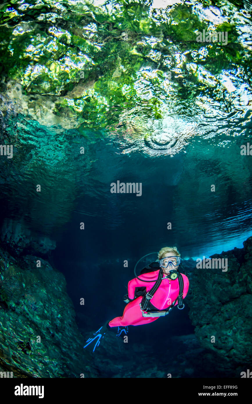 Weibliche Taucher Unterwasser-Höhlen erkunden Stockfoto