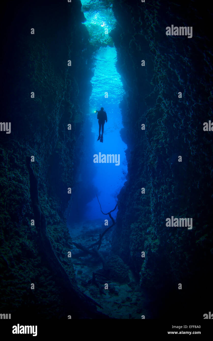 Weibliche Taucher Unterwasser-Höhlen erkunden Stockfoto