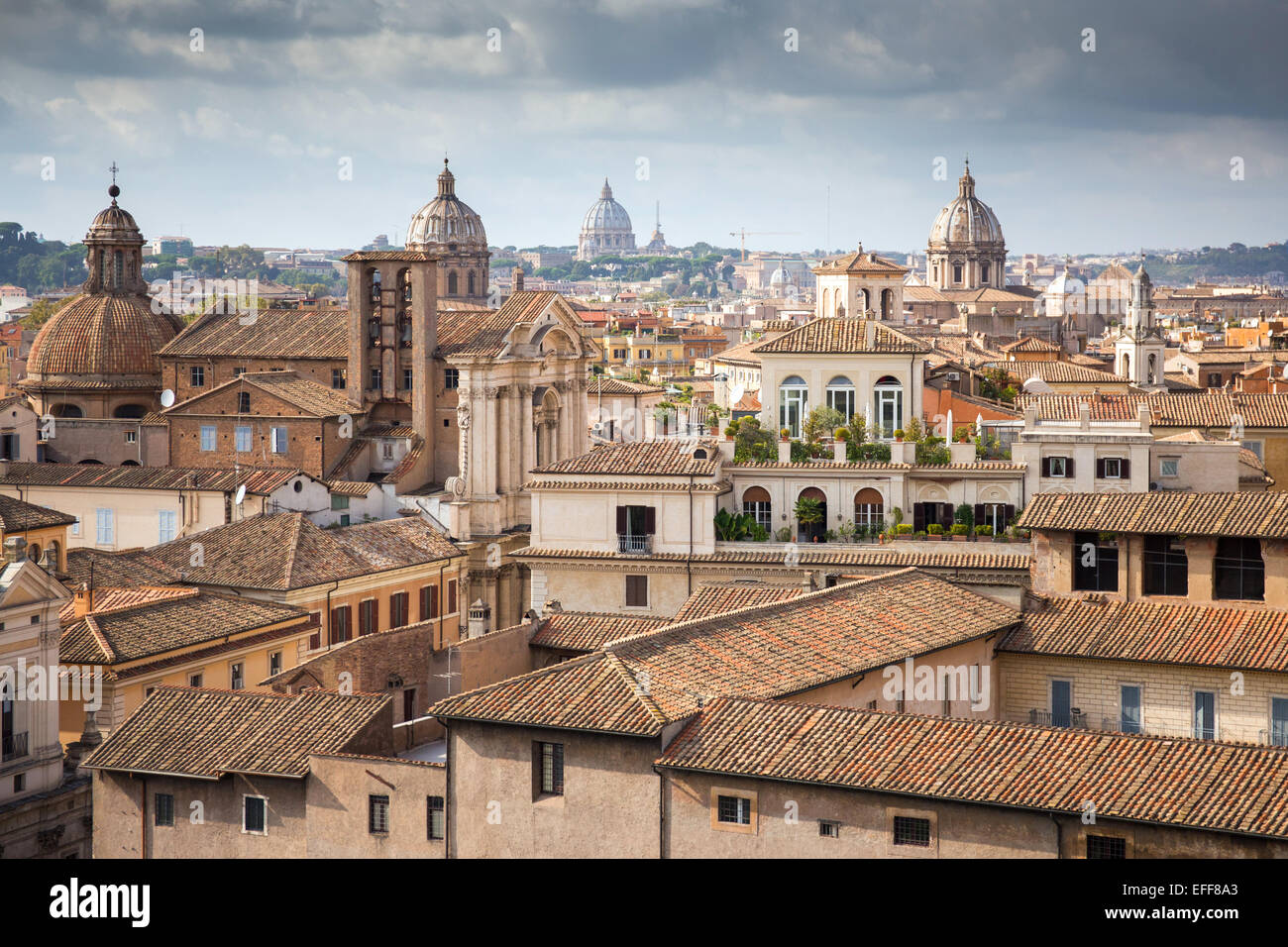 Blick über die Dächer von Rom und die Kuppel von St. Peter im Vatikan. Stockfoto