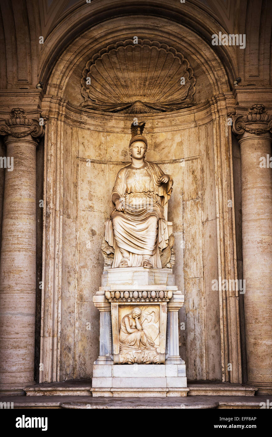 Italien Rom Lazio kolossalen Statue sitzend Rom Cesi Roma in Nische Innenhof Palazzo dei Conservatori im Kapitolinischen Museum Stockfoto