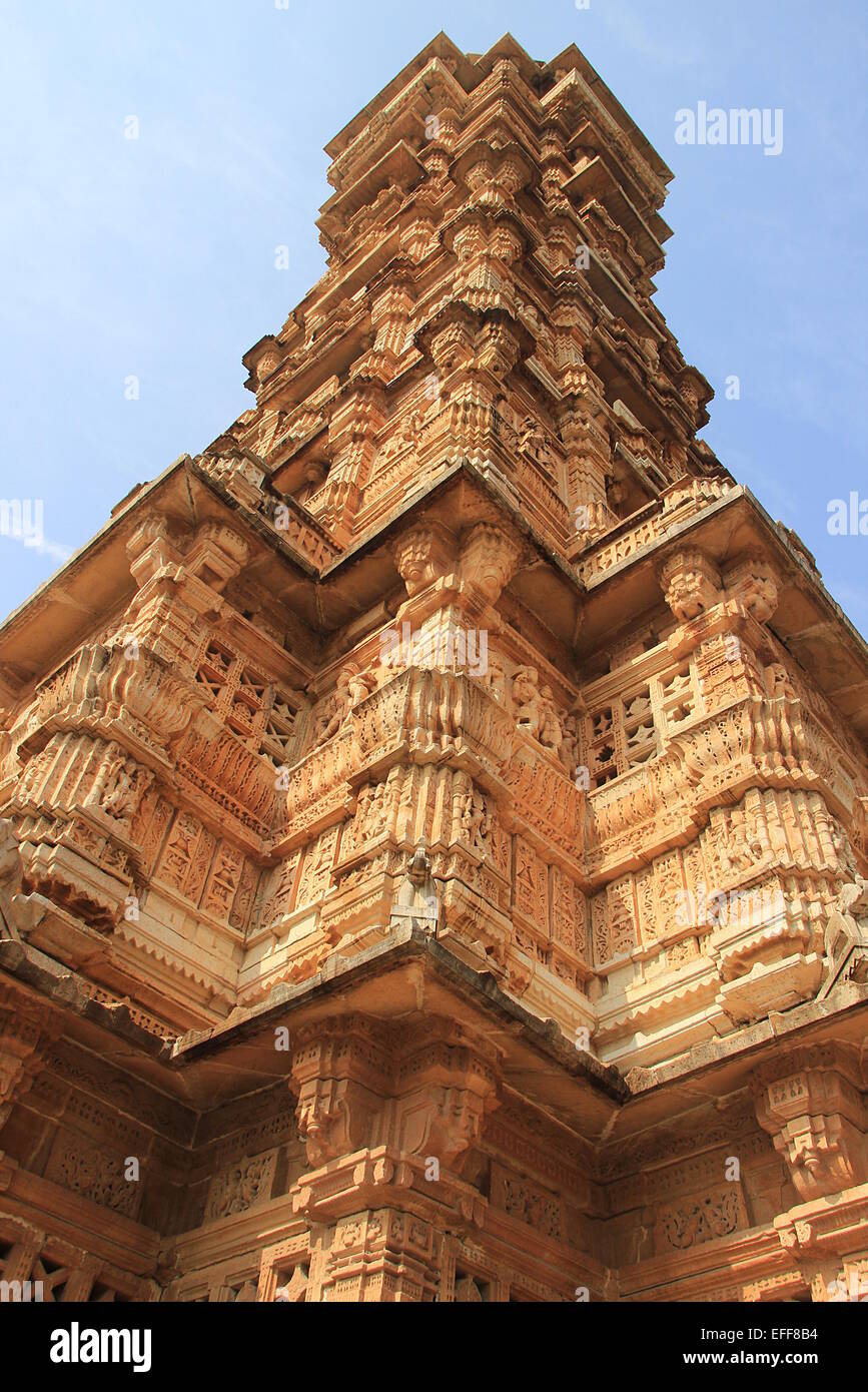 Niedrigen Winkel aus einem anderen Blickwinkel von Vijay Sthambh (Sieg-Turm), Chittorgarh Fort, Rajasthan, Indien, Asien Stockfoto