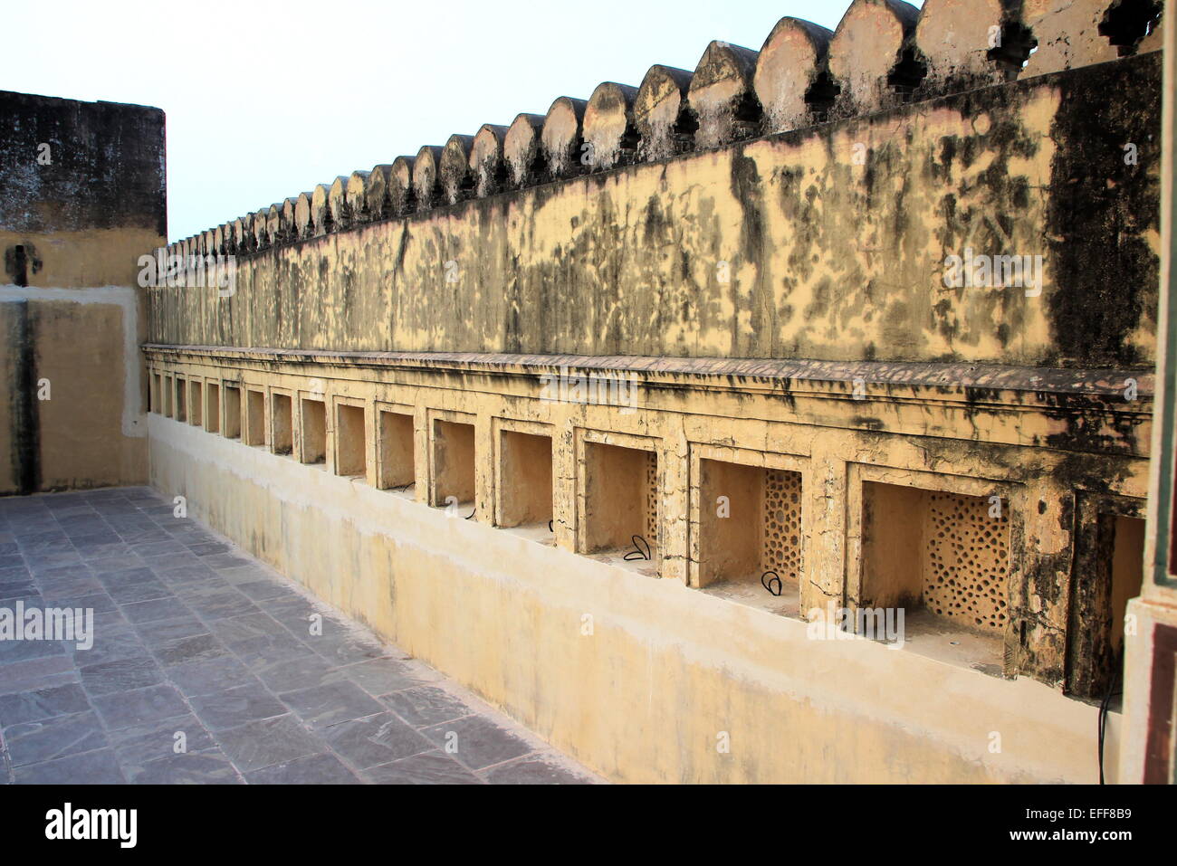 Abschnitt der Kastellmauer angesehen von Terrasse an Amer Palast (Amber Fort), Jaipur, Rajasthan, Indien, Asien Stockfoto