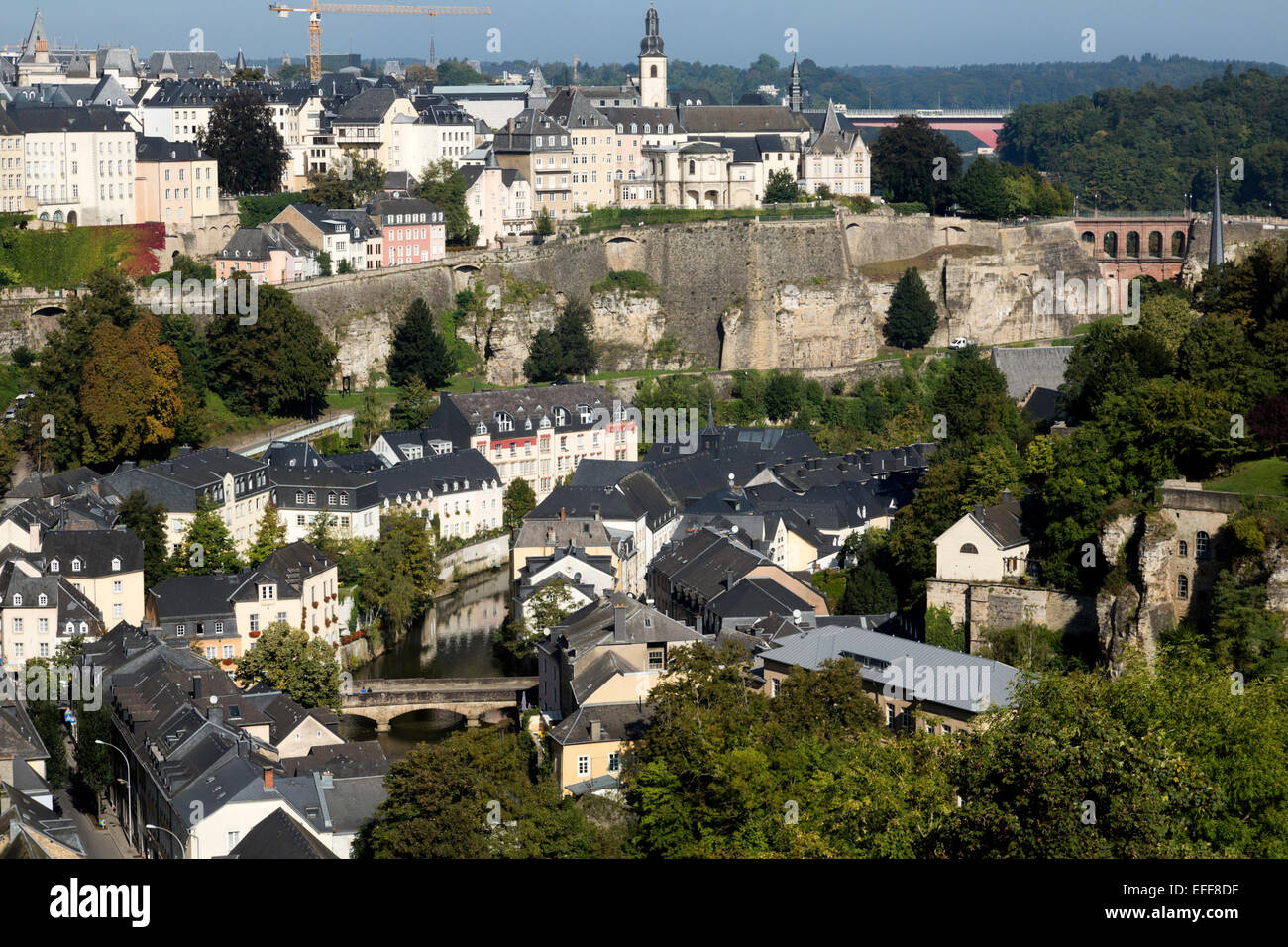 Ansicht von Luxemburg-Stadt und Bezirk Grund - Wälle und Fluss Stockfoto